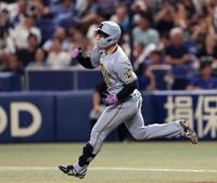 ８回、逆転２ランを放った坂本はガッツポーズをしながら二塁へ走る（撮影・田中太一）