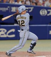 ８回、逆転２ランを放つ坂本（撮影・西田忠信）