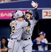 ８回、逆転２ランを放った坂本（手前）は植田と喜び合う（撮影・田中太一）