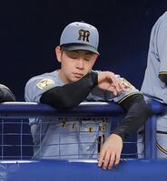 降板後、ベンチで肩を落とす下村（撮影・西田忠信）
