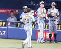 ３回、下村（１９）を降板させる藤川監督（左端）＝撮影・立川洋一郎