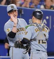 勝利後、坂本（右）を迎える藤川監督（撮影・西田忠信）
