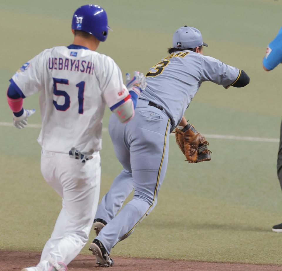 １回、佐藤輝からの送球を取れずボールを追う大山（右）＝撮影・西田忠信