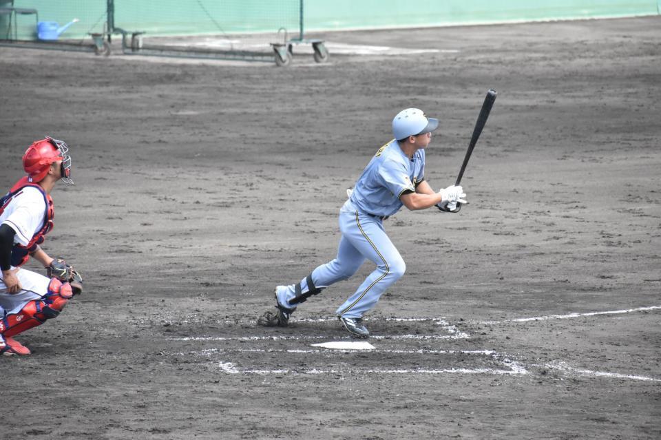 ９回、三塁への内野安打を放つ立石