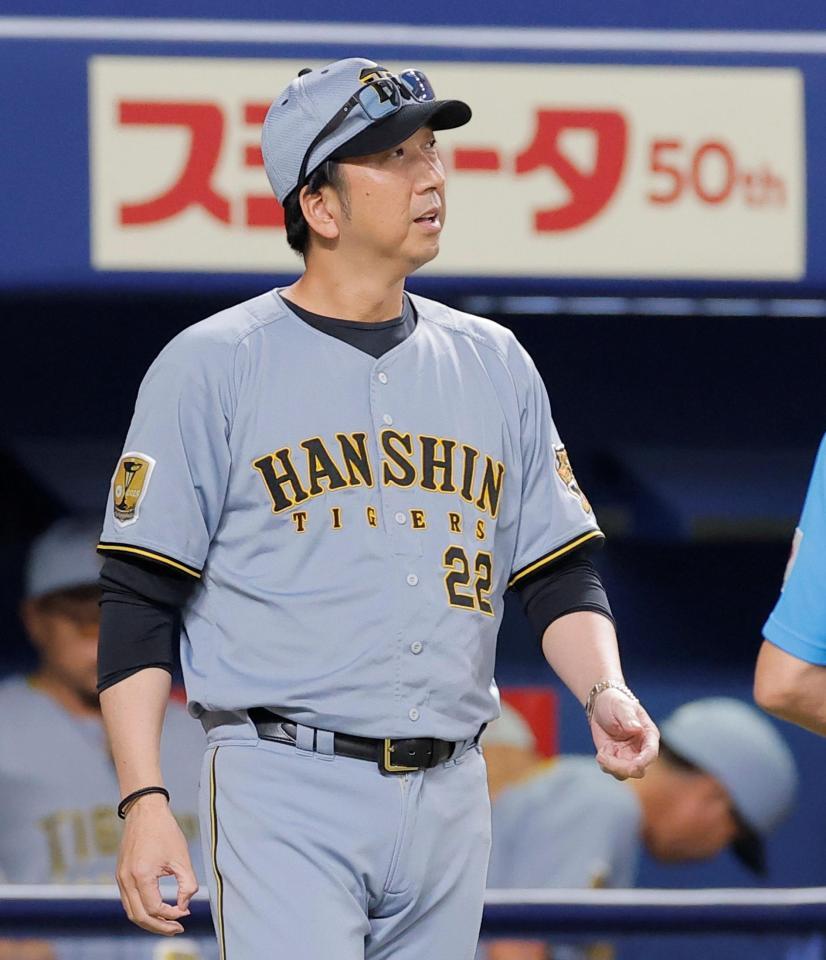 ３回、下村の交代を告げる藤川監督（撮影・西田忠信）