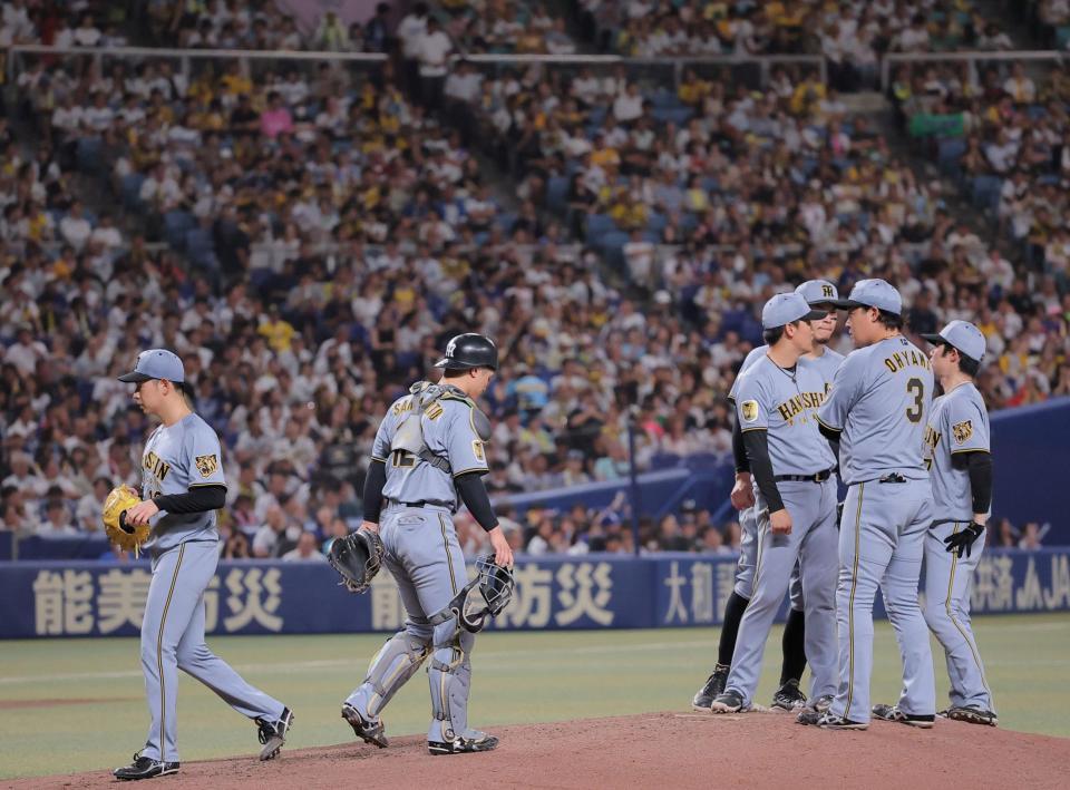 ３回、降板する下村（左）＝撮影・西田忠信