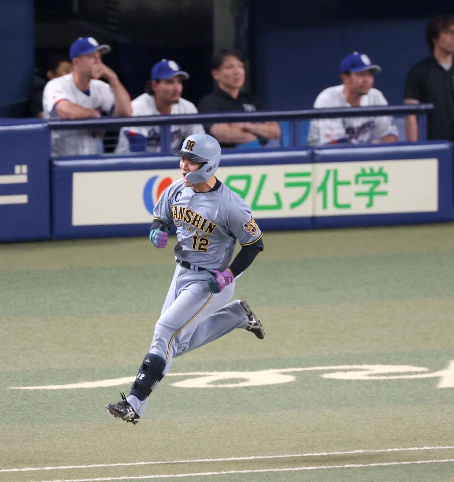８回、逆転２ランを放ち飛び跳ねて喜ぶ坂本（撮影・立川洋一郎）