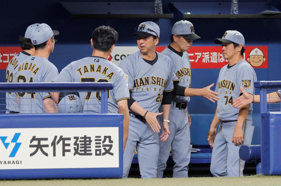中日に逆転勝利し喜ぶ藤川監督（中央）ら首脳陣（撮影・西田忠信）