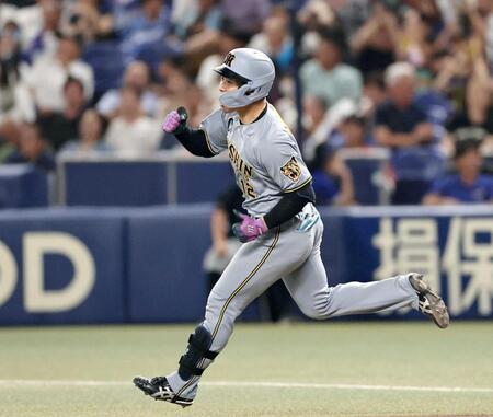 　８回、逆転２ランを放ち、ガッツポーズをしながら二塁へ向かう坂本（撮影・田中太一）