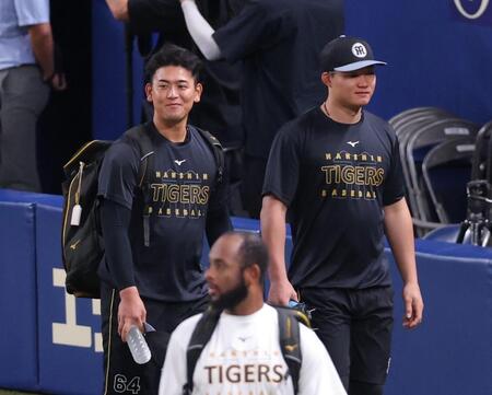 １軍に合流した岡留（左）＝撮影・立川洋一郎
