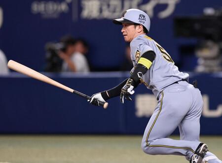 １回、中前へ安打を放つ近本（撮影・田中太一）