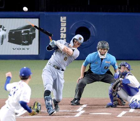 　１回、バットを折りながら先制打を放つ佐藤輝（撮影・立川洋一郎）