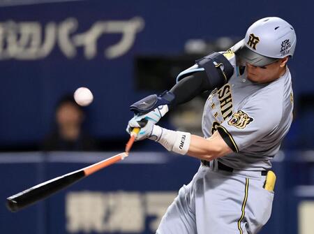 ６回、満塁の好機で凡打に倒れる佐藤輝（撮影・田中太一）