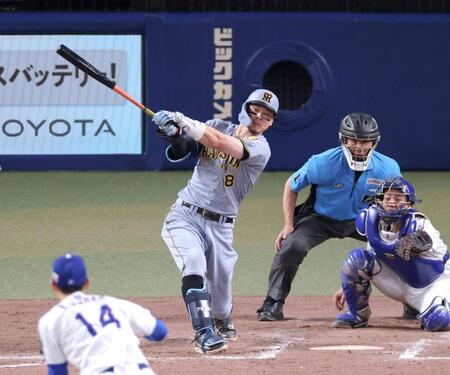 ９回、右前打を放つ佐藤輝（撮影・立川洋一郎）