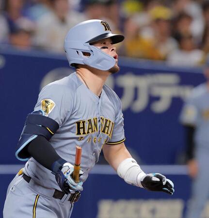 １回、バットを折りながら先制打を放つ佐藤輝（撮影・西田忠信）