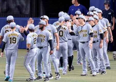 ナインと勝利のタッチを交わす藤川監督（２２）＝撮影・立川洋一郎