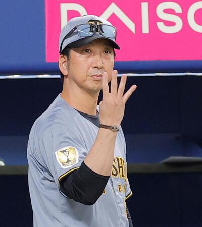 ７回、阿部の申告敬遠を告げる藤川監督（撮影・西田忠信）