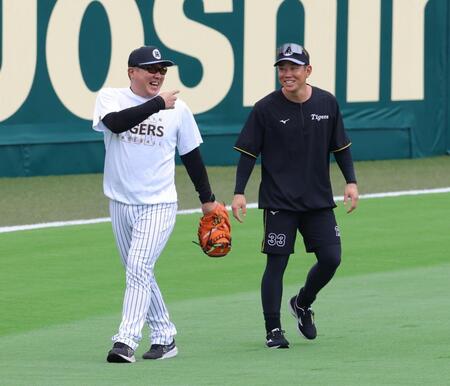 １軍に合流した糸原（右）＝撮影・立川洋一郎