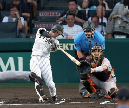 １回、右翼スタンドへ先頭打者本塁打を放つ近本（撮影・立川洋一郎）