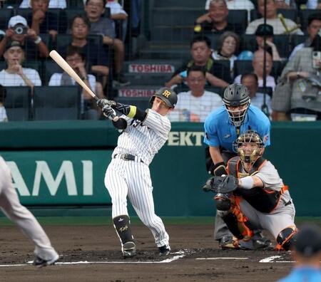 １回、右翼スタンドへ先頭打者本塁打を放つ近本（撮影・立川洋一郎）