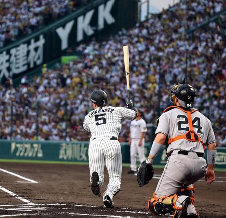 １回、右越えに先制ソロを放つ近本（撮影・山口登）