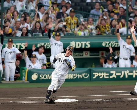 １回、先頭打者本塁打を放ちダイヤモンドを回る近本（撮影・立川洋一郎）