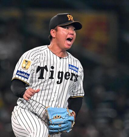 ５回、ダルベックを三振に斬り、吠える村上（撮影・飯室逸平）
