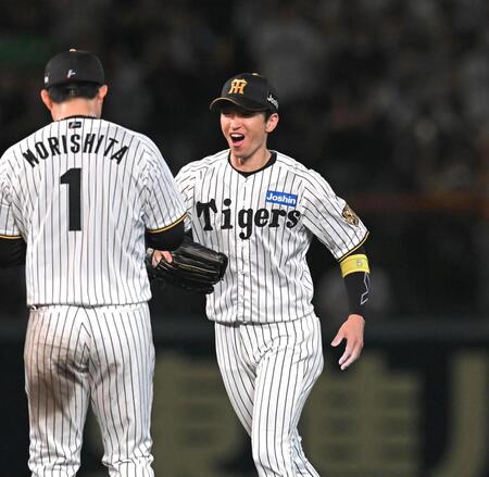 森下と勝利を喜ぶ近本（撮影・飯室逸平）