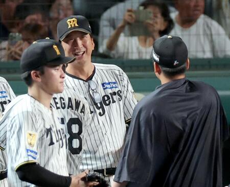 勝利投手の村上（右）を笑顔で迎える藤川監督（撮影・立川洋一郎）