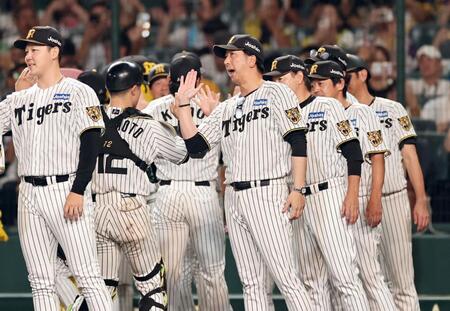 ナインを迎える藤川監督（撮影・田中太一）