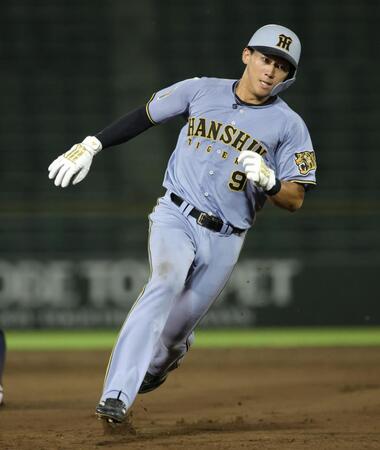 ９回、栄枝の左前打で立石は三塁へ激走する（撮影・坂部計介）