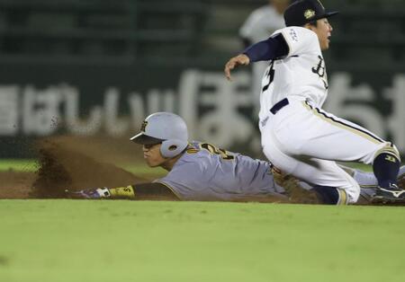 ６回、岡城は二盗を決める（撮影・坂部計介）