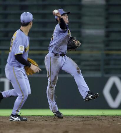 ５回、杉本の打球を好捕し、ジャンピングスローで一塁へ送球する谷端（撮影・坂部計介）