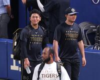 １軍に合流した岡留（左）＝撮影・立川洋一郎