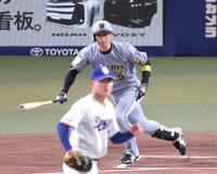 １回、中前打を放つ近本（撮影・立川洋一郎）