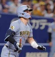 １回、バットを折りながら先制打を放つ佐藤輝（撮影・西田忠信）