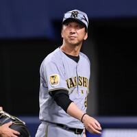 ３回、下村の降板を告げベンチへ戻る藤川監督（撮影・田中太一）