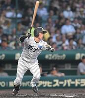 １回、先制ソロを放つ近本（撮影・飯室逸平）