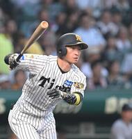 １回、先制ソロを放つ近本（撮影・飯室逸平）