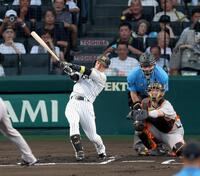 １回、右翼スタンドへ先頭打者本塁打を放つ近本（撮影・立川洋一郎）