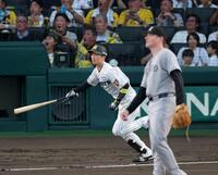 １回、右翼スタンドへ先頭打者本塁打を放つ近本（撮影・立川洋一郎）