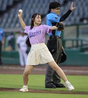 始球式を務めたＫＯＢｅｒｒｉｅＳ♪・村田せれな（撮影・坂部計介）