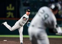 ２回、村上はダルベックを遊ゴロに打ち取る（撮影・山口登）