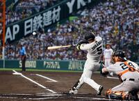 １回、右越えに先制ソロを放つ近本（撮影・山口登）