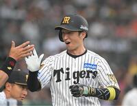 １回、先制ソロを放ち、笑顔で生還する近本（撮影・飯室逸平）
