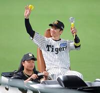 リリーフカーで場内を一周し、ファンの声援に笑顔を見せる近本（撮影・立川洋一郎）