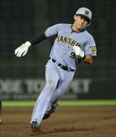 ９回、栄枝の左前打で立石は三塁へ激走する（撮影・坂部計介）