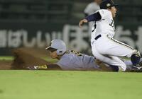 ６回、岡城は二盗を決める（撮影・坂部計介）