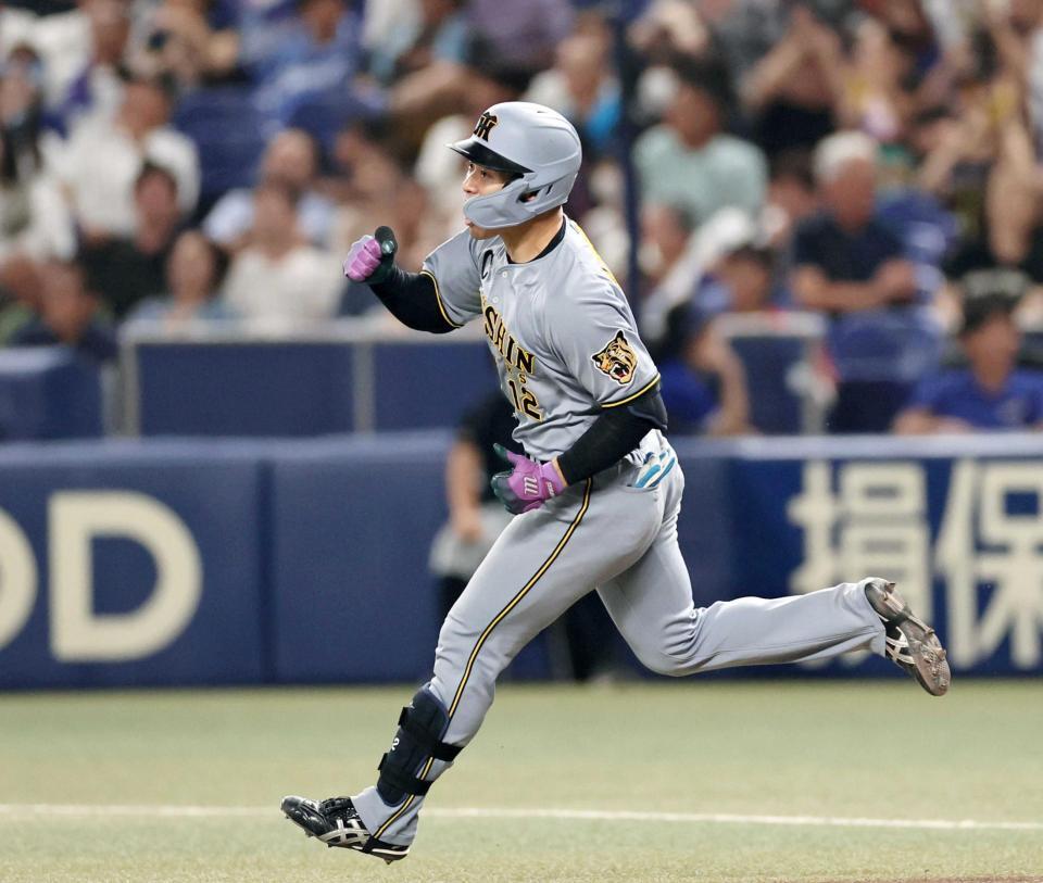 　８回、逆転２ランを放ち、ガッツポーズをしながら二塁へ向かう坂本（撮影・田中太一）