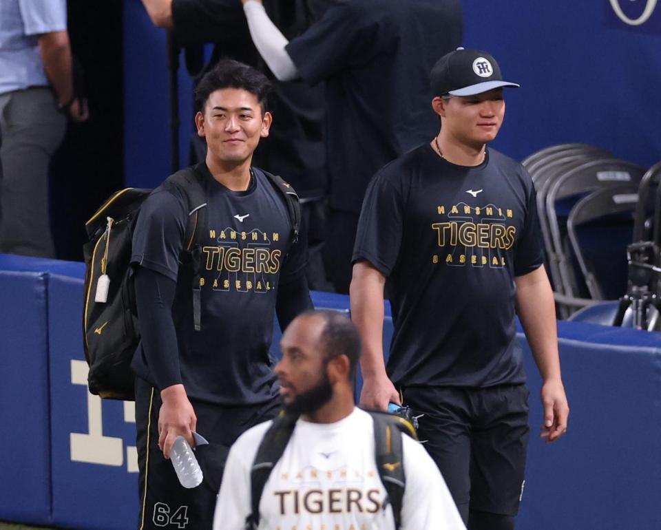 １軍に合流した岡留（左）＝撮影・立川洋一郎